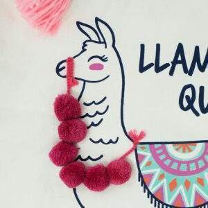 LLAMA POM POM CLOSE UP